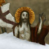 Eine kleine Jesusdarstellung im Schnee am Petersfriedhof